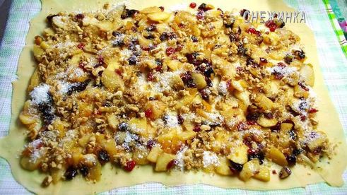 рождественский яблочный штрудель с орехами и сухофруктами