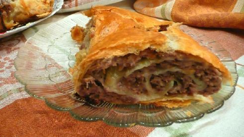 штрудель с мясом из слоеного теста
