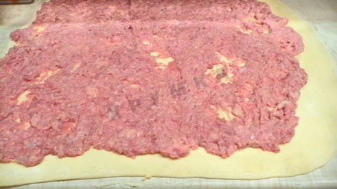 штрудель с мясом из слоеного теста