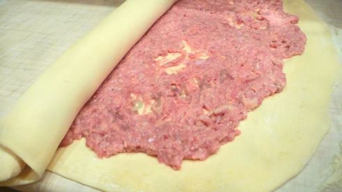 штрудель с мясом из слоеного теста