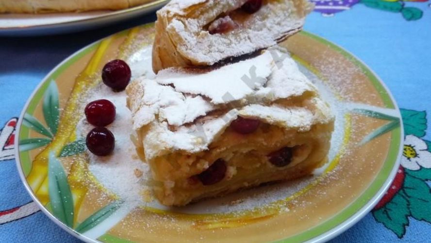 Рецепт штруделя с творожной начинкой из слоеного теста