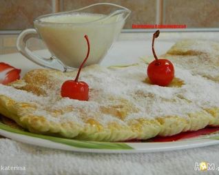 Штрудель с вишней и ванильным соусом