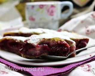 Штрудель с вишней из слоеного теста