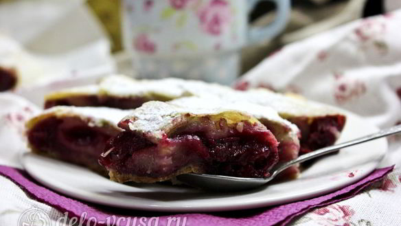 Рецепт Штруделя с вишней из слоеного теста