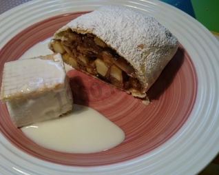 Штрудель яблочный классический из слоеного теста