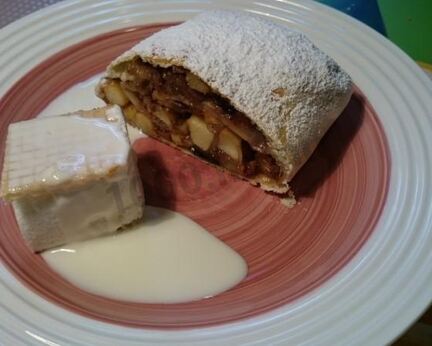 Штрудель яблочный классический из слоеного теста