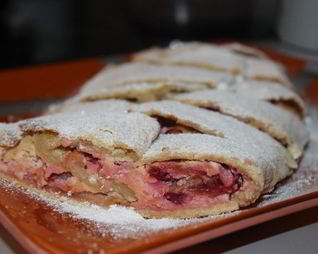 Ванильный штрудель с яблоком, сливами и творогом