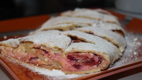 Рецепт Ванильного штруделя с яблоком, сливами и творогом