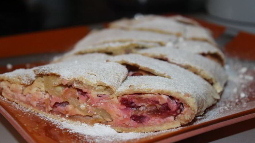 Рецепт ванильного штруделя с яблоком, сливами и творогом