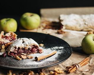 Вишневый штрудель из готового теста