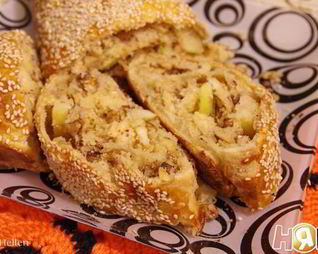 Яблочный штрудель декорированный кунжутом