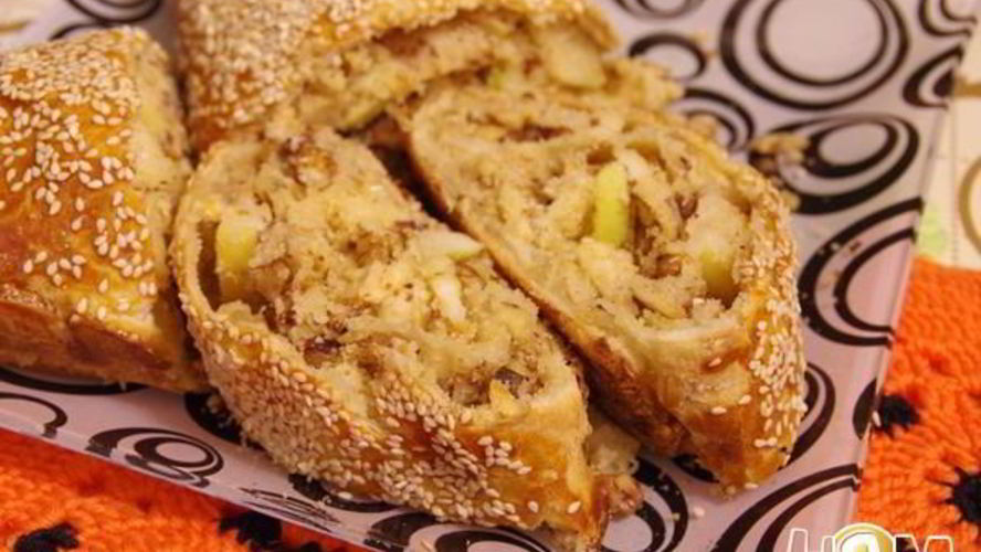 Рецепт яблочного штруделя декорированного кунжутом