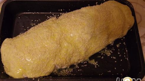 яблочный штрудель декорированный кунжутом