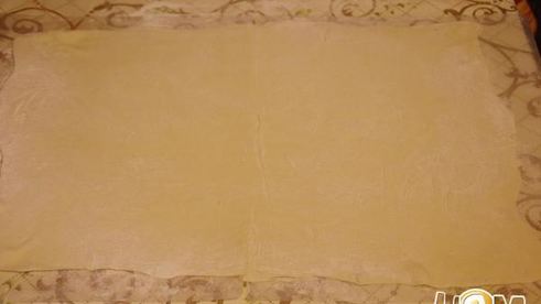 яблочный штрудель декорированный кунжутом