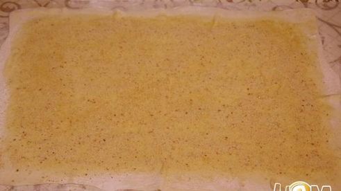 яблочный штрудель декорированный кунжутом