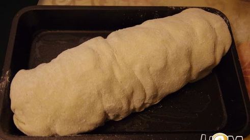 яблочный штрудель декорированный кунжутом