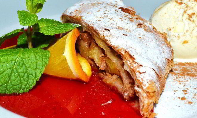 Яблочный штрудель с мороженым и клубничным топингом