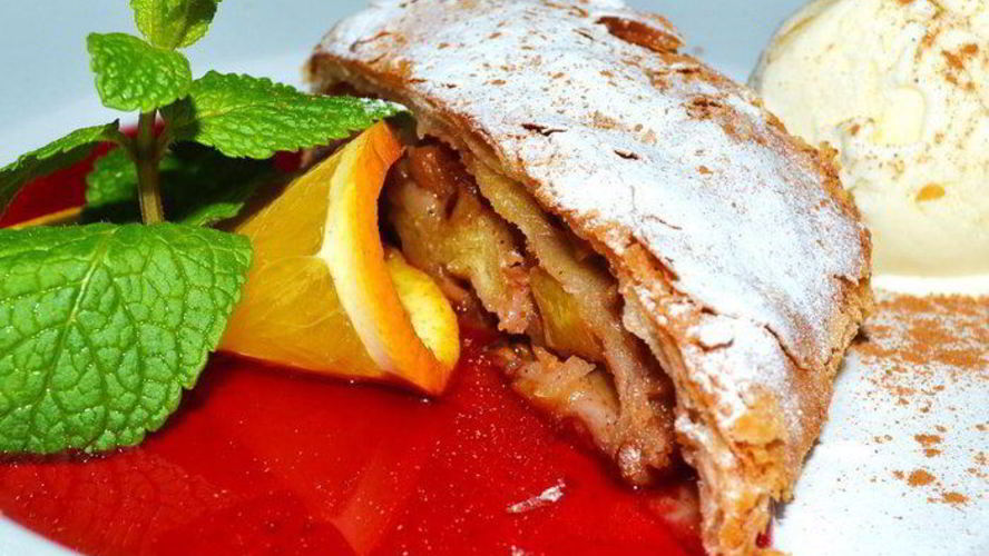 Рецепт яблочного штруделя с мороженым и клубничным топингом