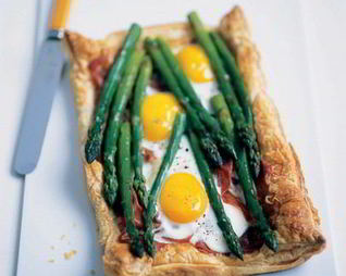 Слойки с беконом, яйцом и спаржей