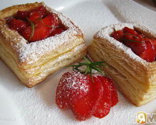Слойки с клубникой в розмариновом меду