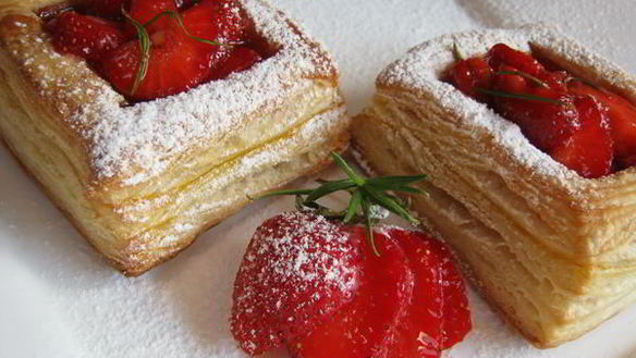 Рецепт Слоек с клубникой в розмариновом меду