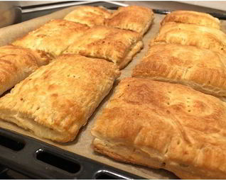 Слойки с копченым мясом и сыром