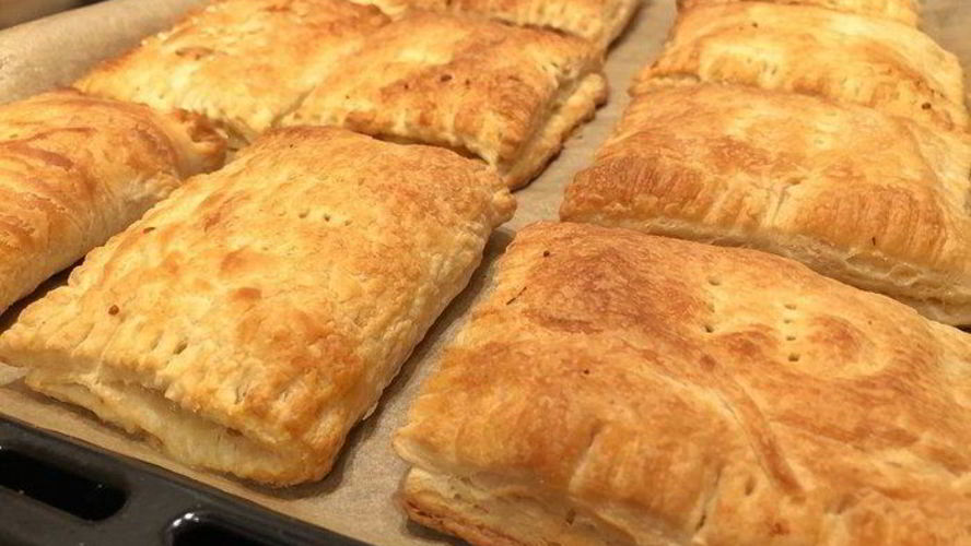 Рецепт слоек с копченым мясом и сыром