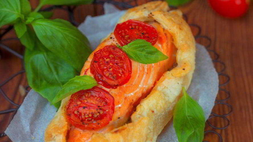 Рецепт слоек с лососем и помидорами черри