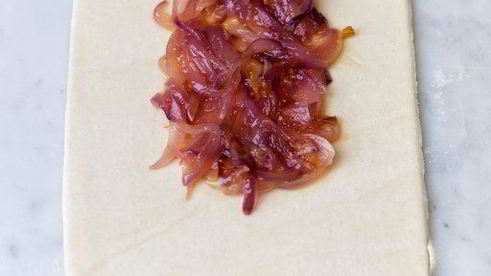 слойки с лососем и помидорами черри