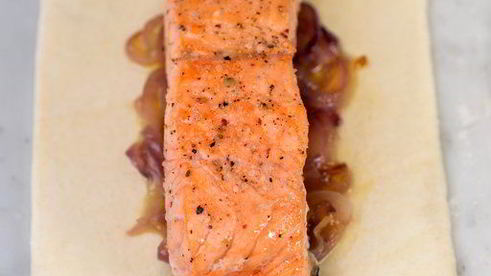 слойки с лососем и помидорами черри