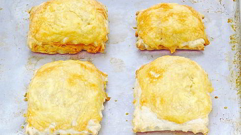 слойки с сосисками