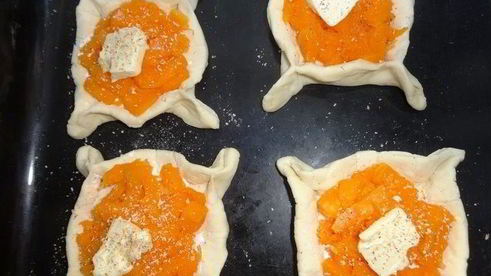 слойки с тыквой и тыквенными семечками