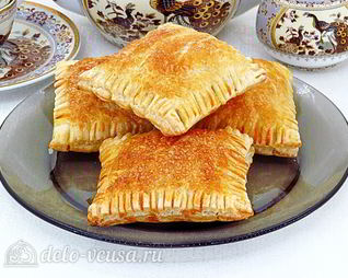 Слойки с вареной сгущенкой и орехами