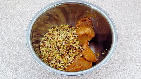 слойки с вареной сгущенкой и орехами