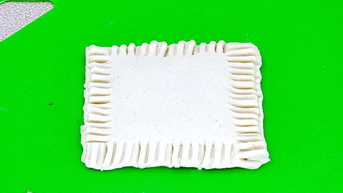 слойки с вареной сгущенкой и орехами