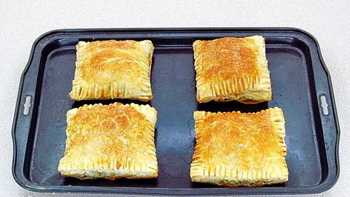 слойки с вареной сгущенкой и орехами