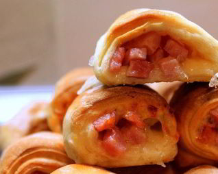 Слойки с ветчиной и моцареллой