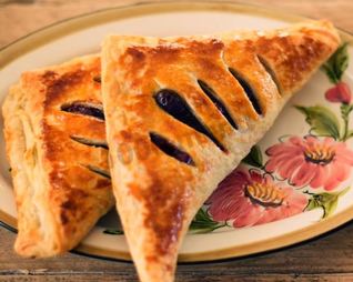 Слойки со свежесваренным вареньем из слоеного теста