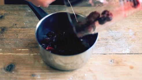 слойки со свежесваренным вареньем из слоеного теста