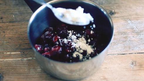 слойки со свежесваренным вареньем из слоеного теста