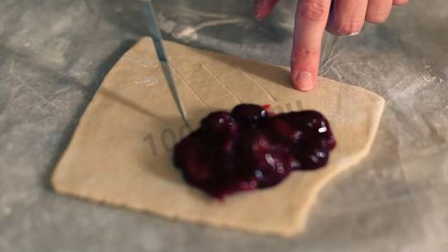 слойки со свежесваренным вареньем из слоеного теста