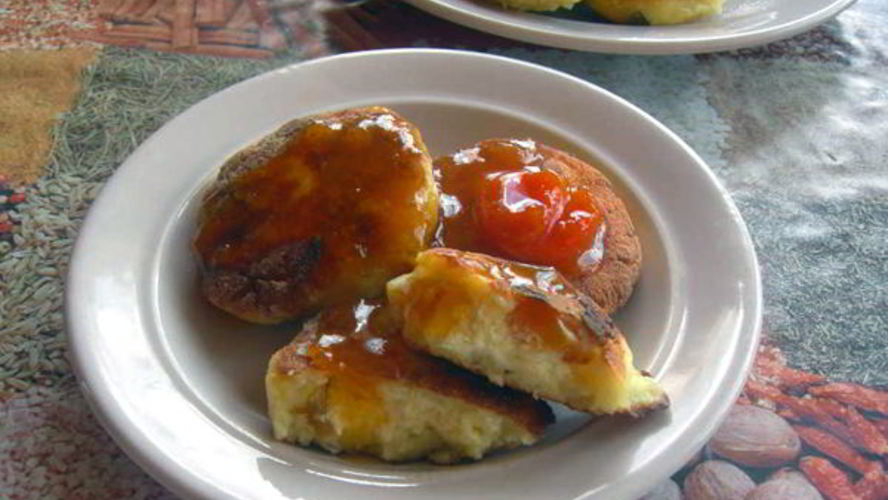 Рецепт кукурузных сырников с вяленой грушей