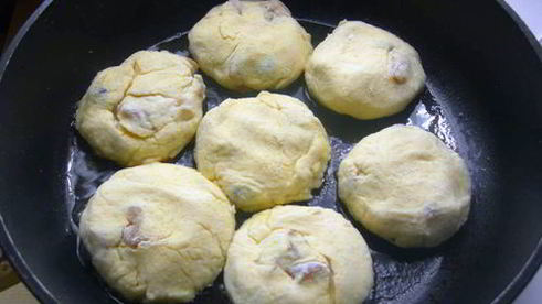 кукурузные сырники с вяленой грушей