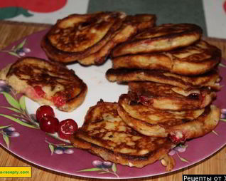 Сырники из творога с вишней и шоколадом