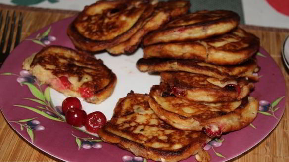 Рецепт Сырников из творога с вишней и шоколадом