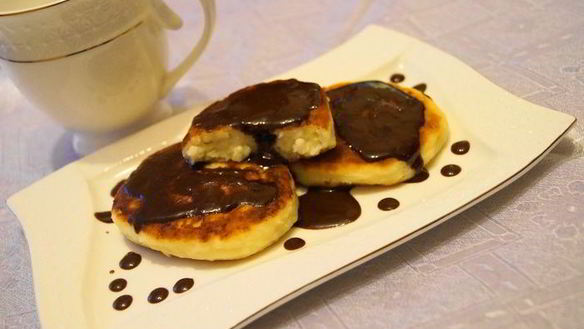 Рецепт Ванильных сырников с шоколадным соусом