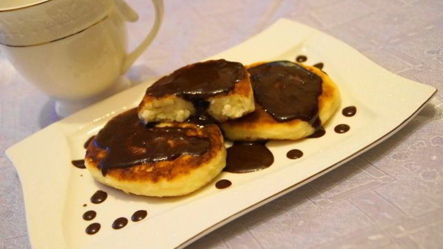 Рецепт ванильных сырников с шоколадным соусом