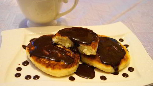 ванильные сырники с шоколадным соусом