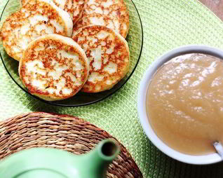 Ванильные сырники с яблочным соусом
