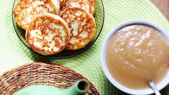 Рецепт Ванильных сырников с яблочным соусом